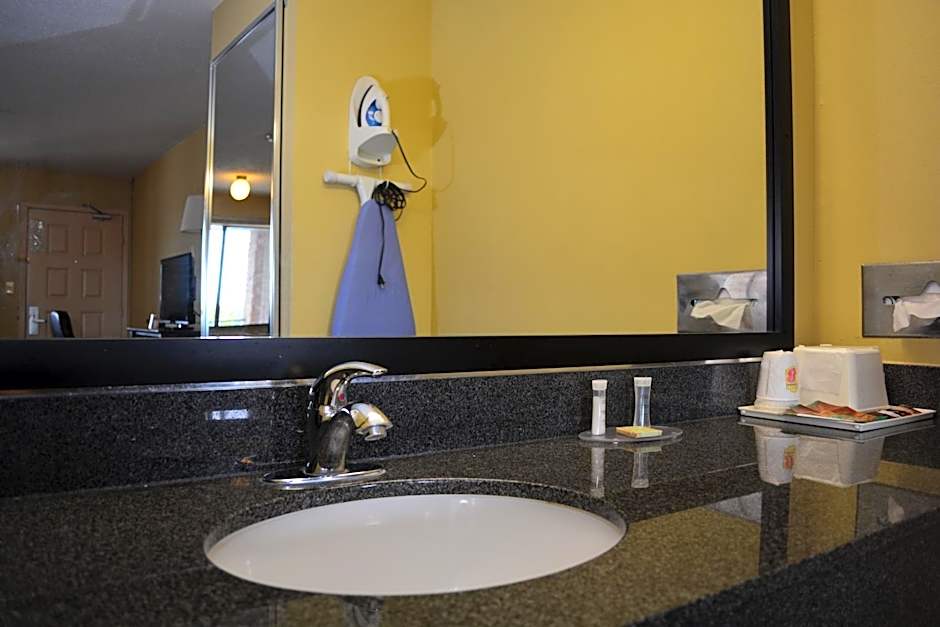 Super 8 by Wyndham Universal City