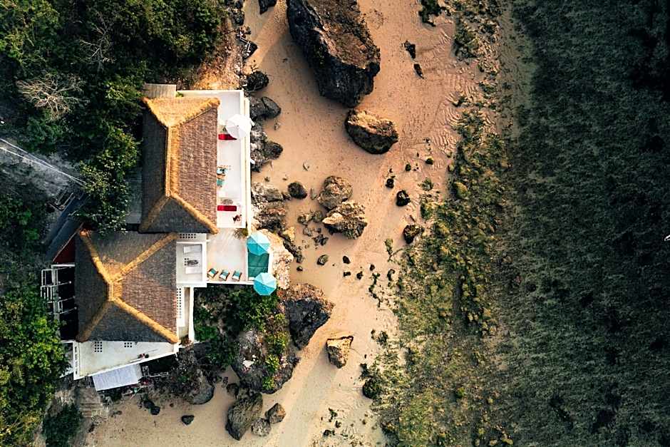 The Rocks - 6BR Beachfront Villa, Surf-in Location