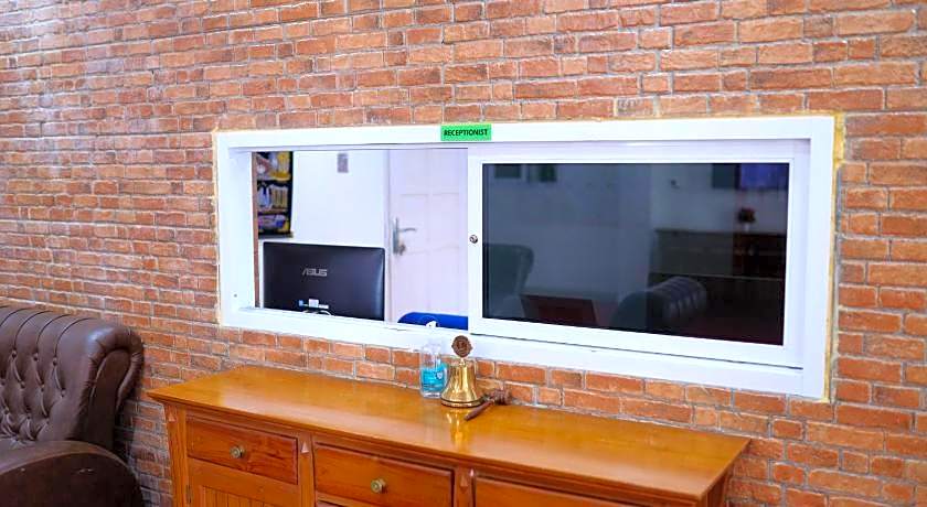 Urbanview Hotel Eropa Maros near Sultan Hasanuddin Airport by RedDoorz