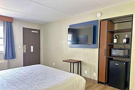 King Room with Roll-in Shower - Mobility Access/Non-Smoking