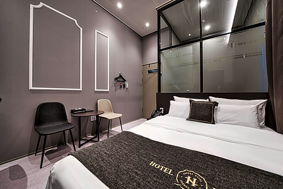 Hotel Hermes at Yongin Everland Station