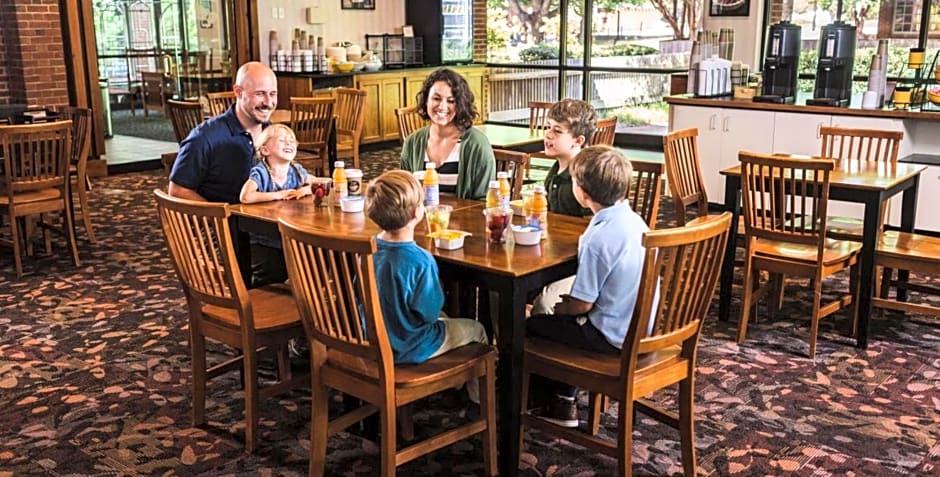 Williamsburg Woodlands Hotel & Suites, an official Colonial Williamsburg Hotel
