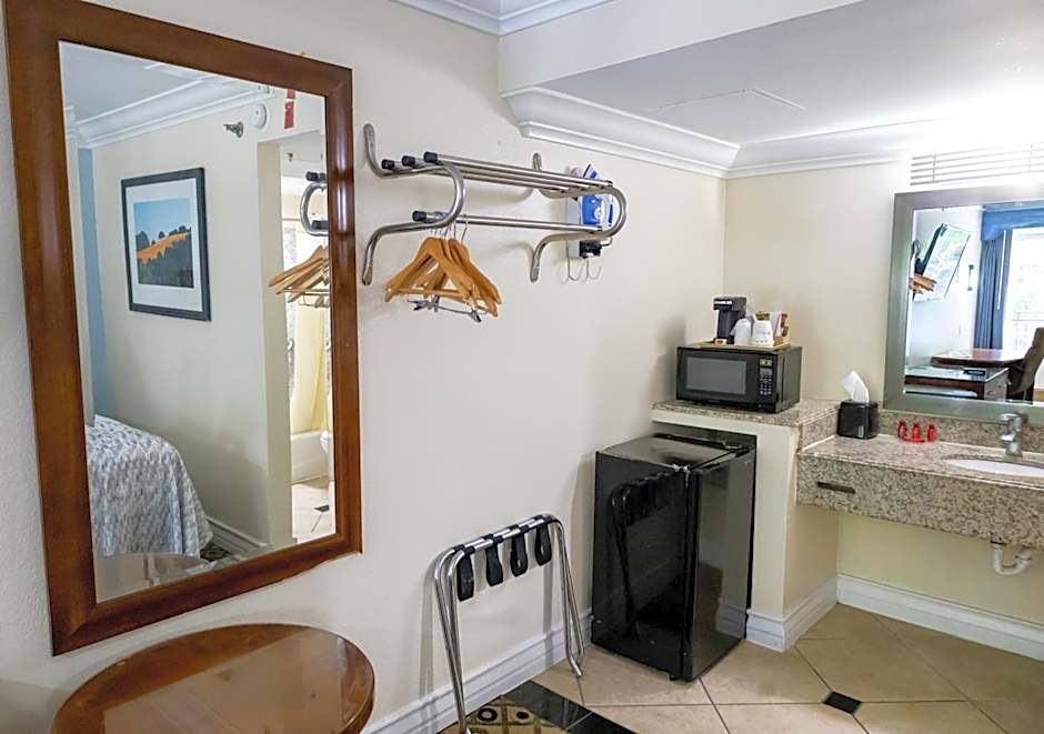 Baymont by Wyndham College Park Atlanta Airport South