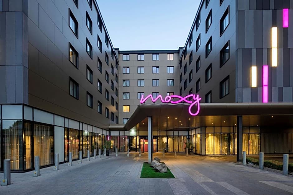 Moxy by Marriott London Heathrow Airport