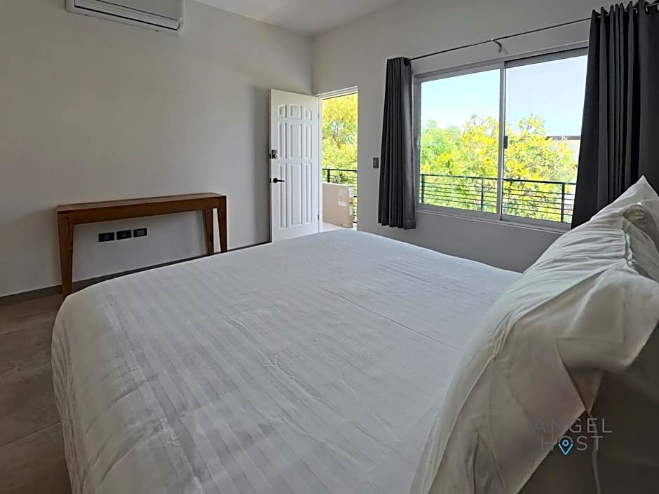 Commercial Zone Studios, Pool, BBQ and Beach 7 Blocks