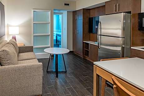 One-Bedroom Queen Suite with Kitchen and Bathtub