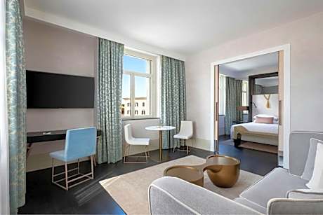 One-Bedroom Signature King Suite with City View