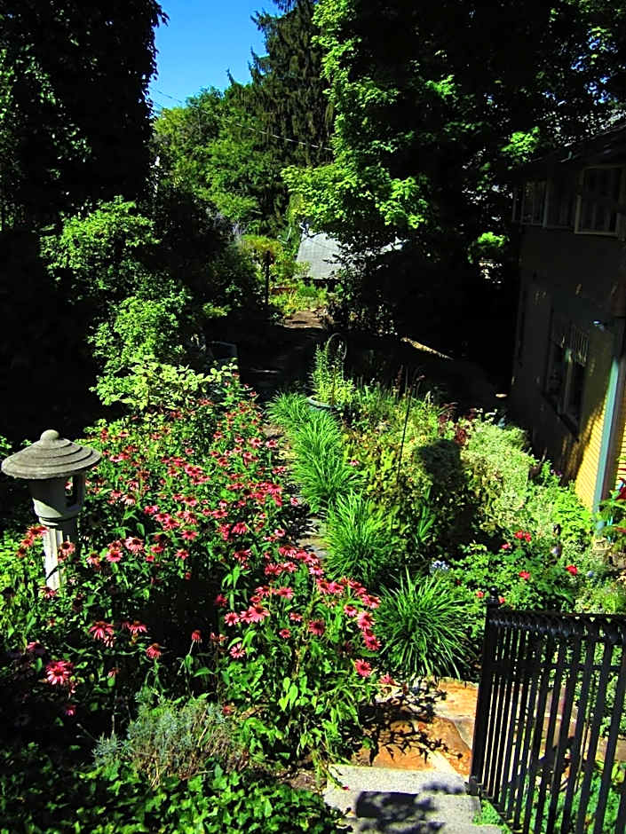 The Queen, A Victorian Bed & Breakfast