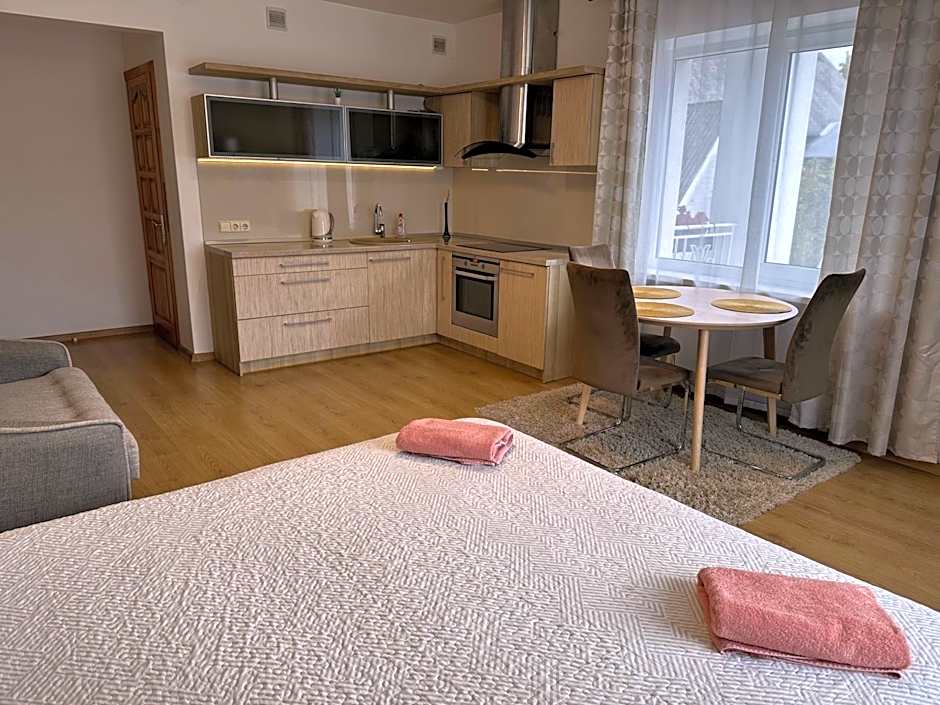 Apartamentai šalia baseino
