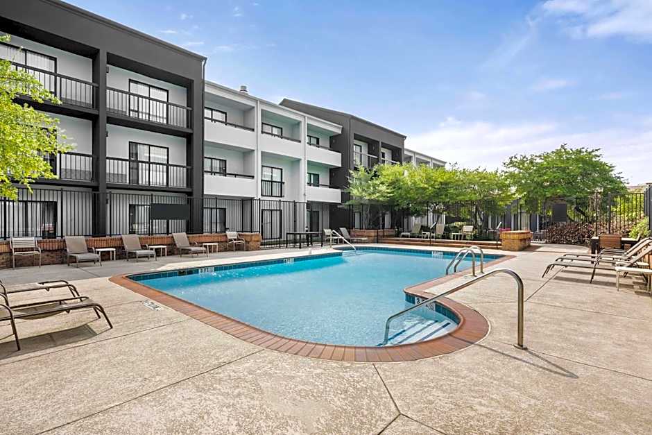 Super 8 by Wyndham Dallas Love Field Airport