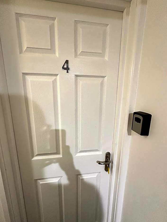 Lovely Town house Room 4