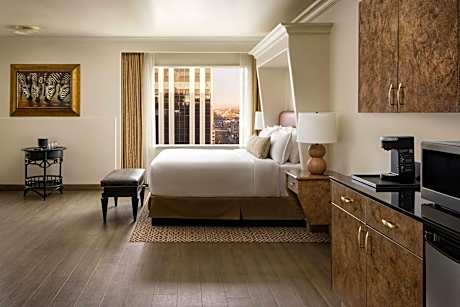 Honeymoon, Suite, 1 King, Corner room, High floor, Fireplace, Whirlpool