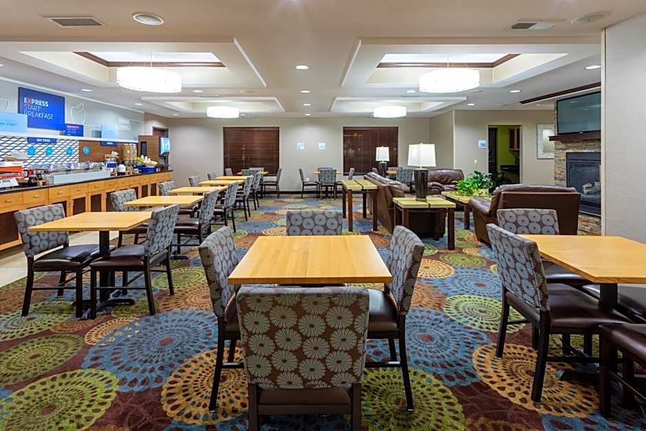 Holiday Inn Express and Suites Rochester West-Medical Center By IHG