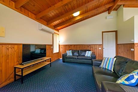 Two-Bedroom Chalet with Two Queen Beds and One Single Bed