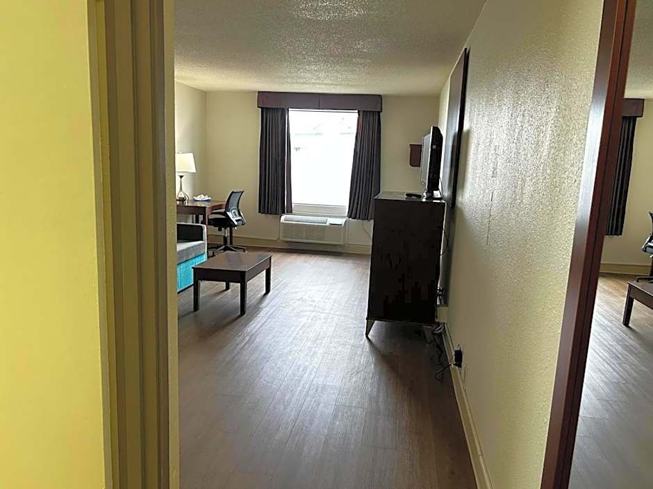 Econo Lodge Inn & Suites
