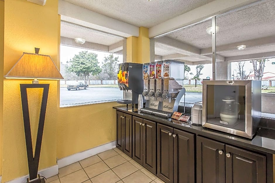 Econo Lodge Byron near Historic District - Warner Robins