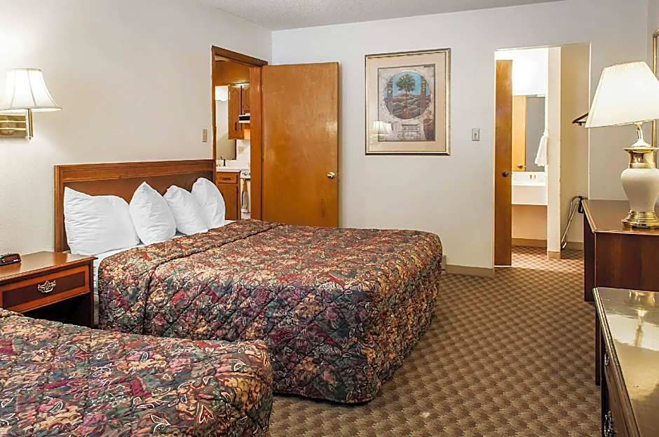 Econo Lodge Eagle Nest