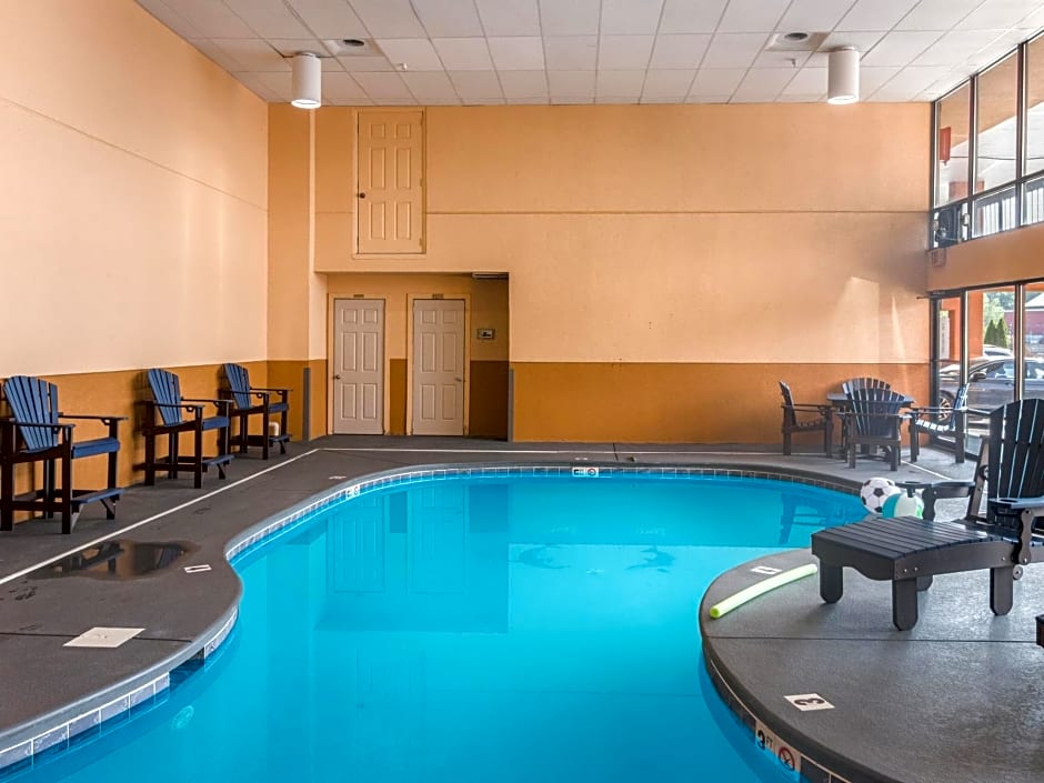 Mountain Vista Inn & Suites - Near the Island inPigeon Forge