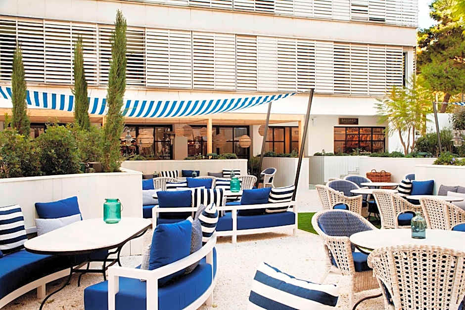 AC Hotel by Marriott Victoria Suites