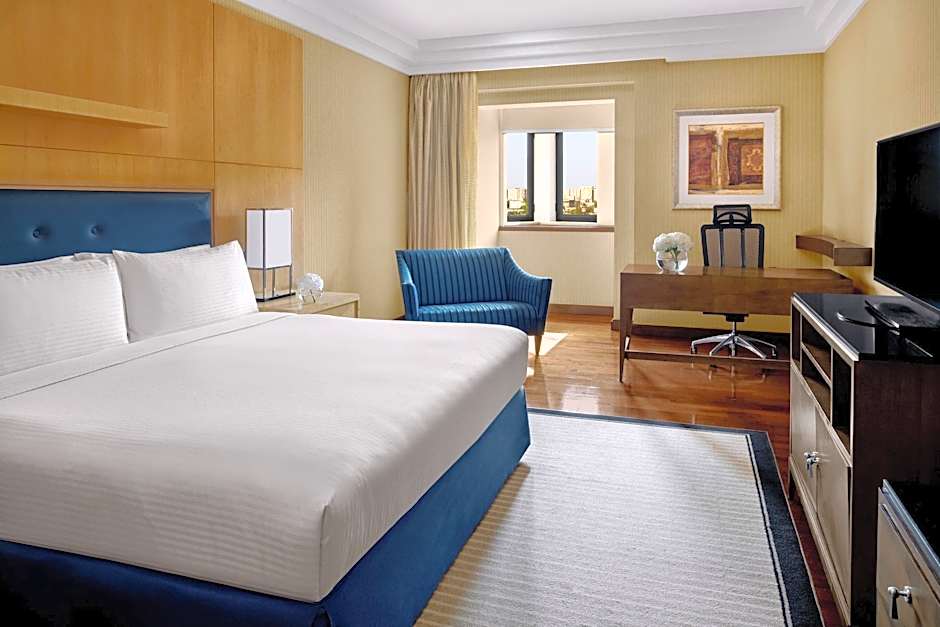 Classic 1 King Bed, Accessible, Club Level — 2 fotoğraftan 1. fotoğraf