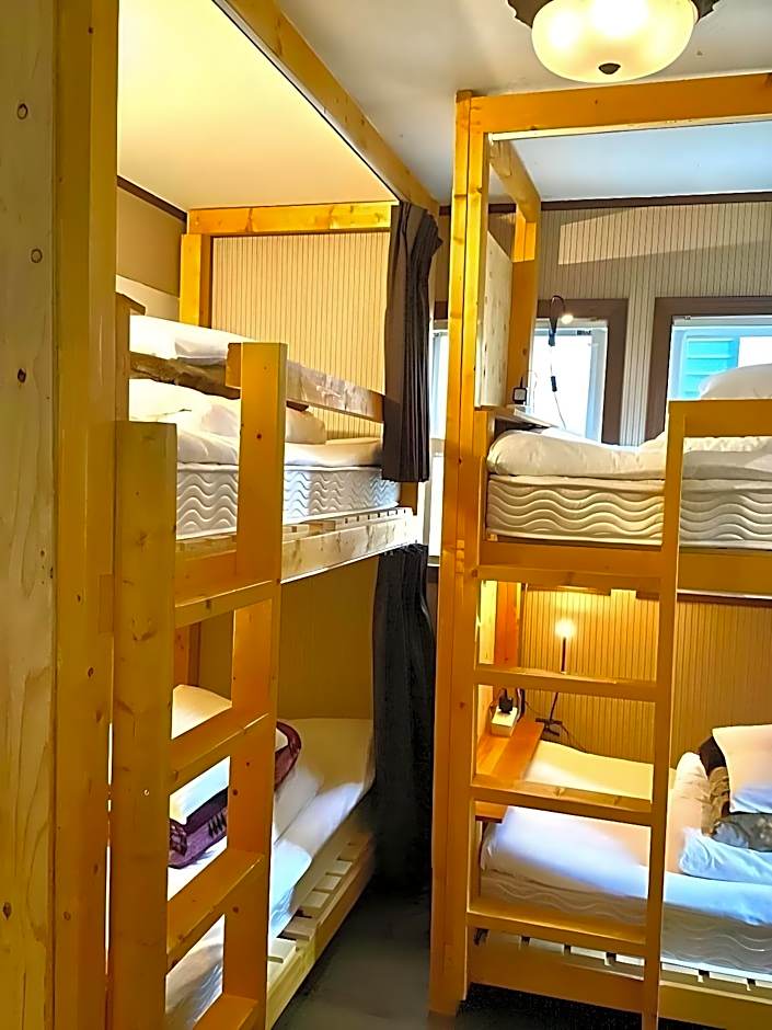 Iza Kamakura Guest House And Bar