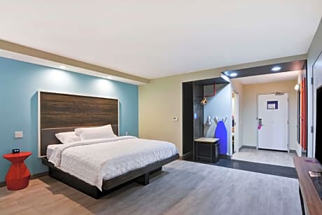 1 King Hearing Accessible Room W/Ri Shower