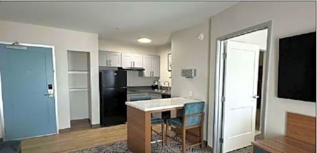 Suite King Mobility Access Roll In Shower Sep Bedroom Sofabed For One Kitchen NSMK Full Breakfast
