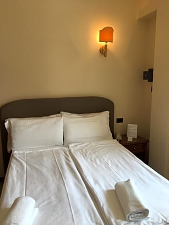 Deluxe Double Room with Terrace and Lake View and Queen bed