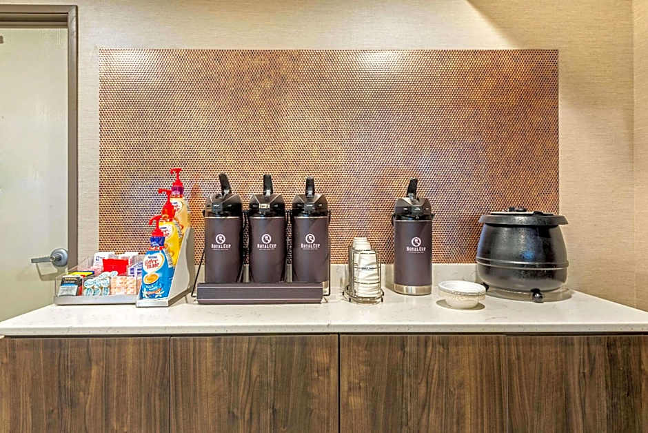 La Quinta Inn &amp; Suites by Wyndham Jamestown, NY-Downtown