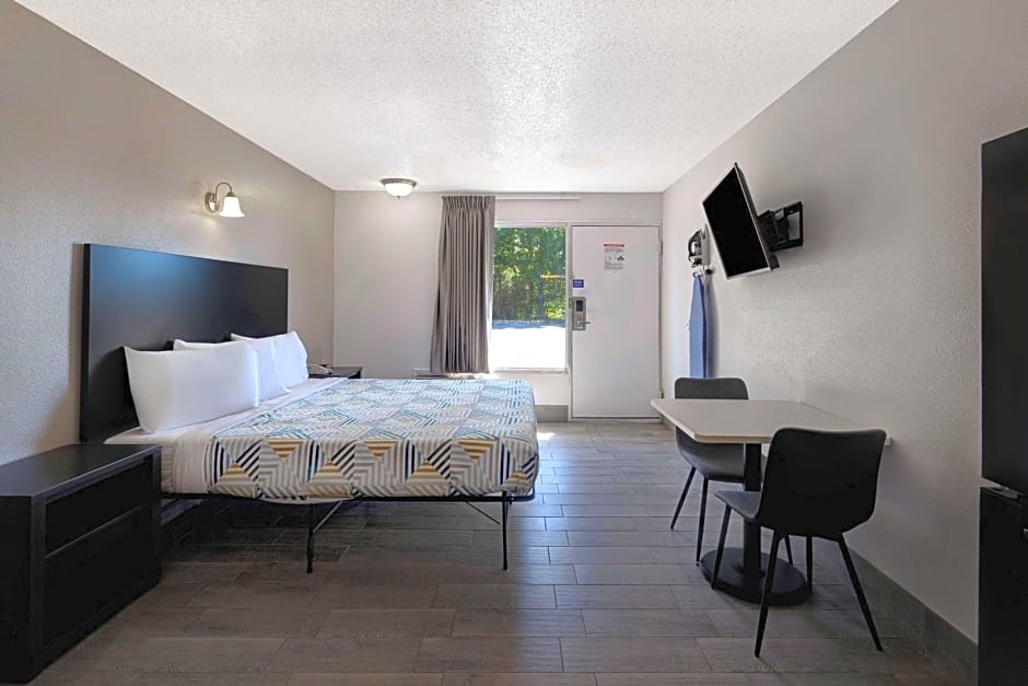 Motel 6 Branson West, MO - Silver Dollar City