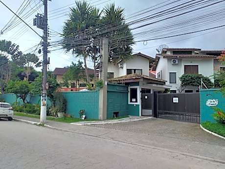 Casa em Juquehy, condomínio com piscina, área verde a 700 m da praia
