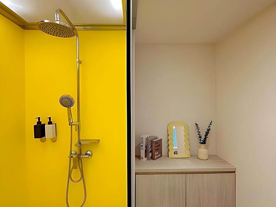 YELLO ROOMS Victory Monument