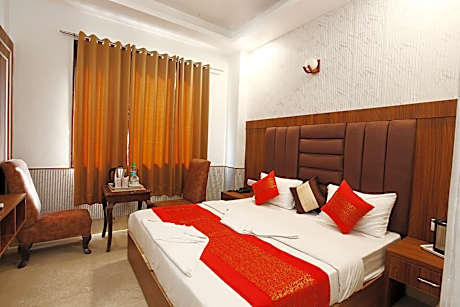 Hotel Taksh Inn