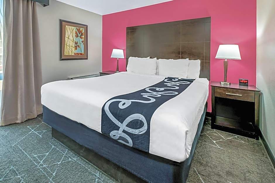 La Quinta Inn & Suites by Wyndham Dallas I-35 Walnut Hill