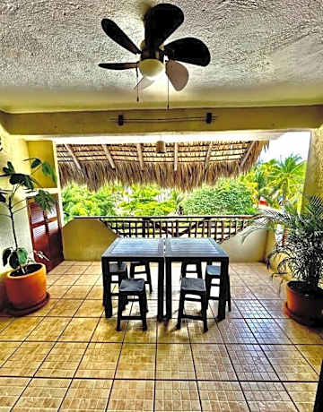 Depa cyrill frente playa Zicatela con AC y alberca