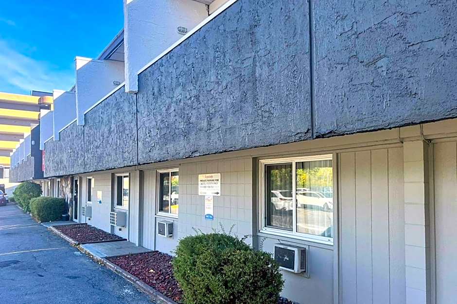 Econo Lodge Motel Village