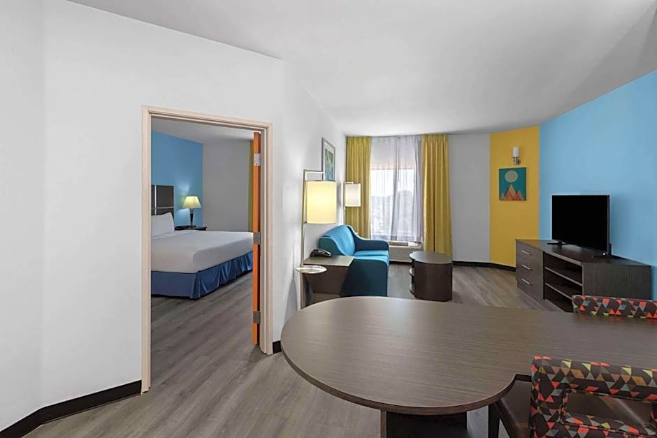 Days Inn & Suites by Wyndham Lubbock Medical Center