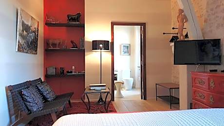 Suite-Scarlet-Confort-Salle de bain privée-Vue sur Rue