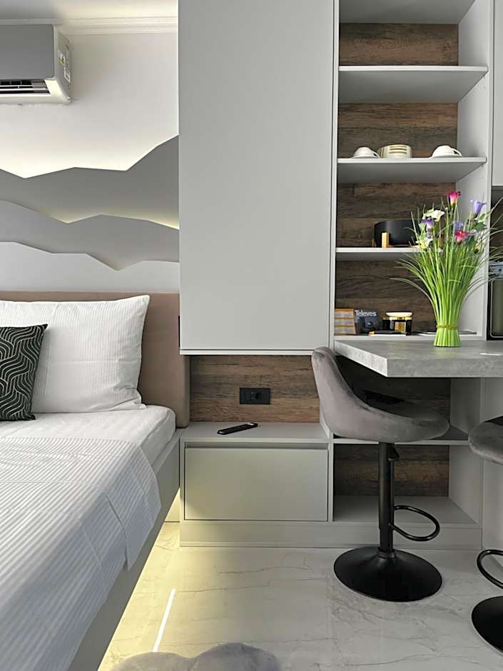 La Luna Petite Suite Deluxe Apartment with Pool & Jacuzzi, Bikes and Covered Parking