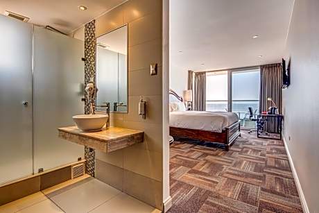 Junior Suite, 1 King Bed, Oceanfront View, Non-Smoking