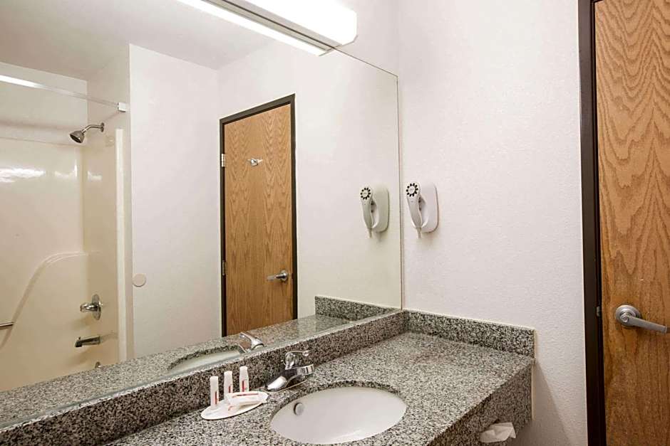 Howard Johnson by Wyndham Beckley