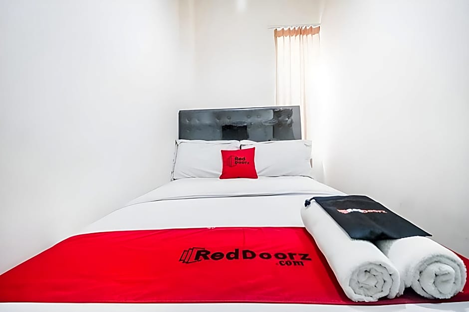 RedDoorz Plus near Mall Ciputra Jakarta
