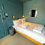 ROOMS AT THE QUAYSIDE - stylish en-suite rooms on Poole Quay all fully refurbed