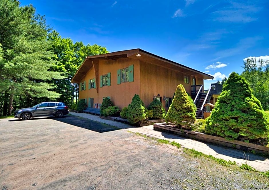 The Haüs Windham - Luxury Suites, Hot Tub, Mountain Views!