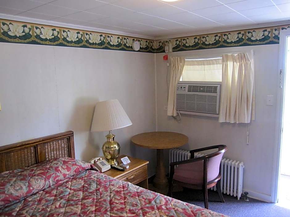 Pinecrest Motel