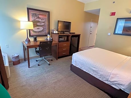 1 Queen Bed Nonsmoking Accessible