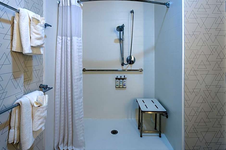 Holiday Inn Express Hotel & Suites Center Township By IHG