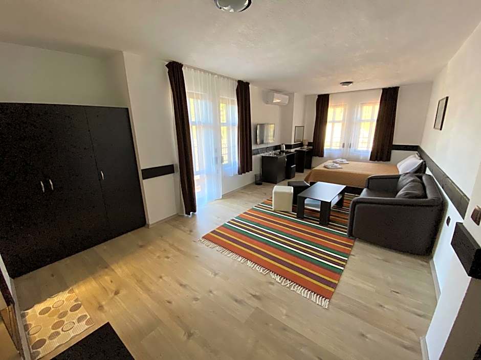 Апартхотел "Старият Град" в етнографски комплекс