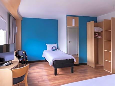 Standard Room with One Double Bed and One Single Bed