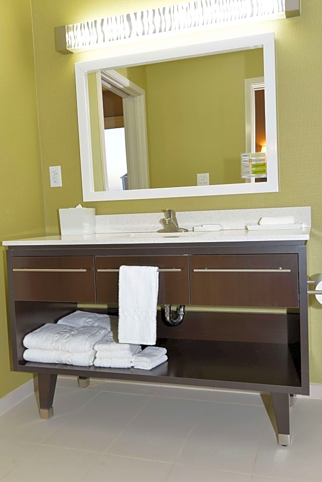 Photo 1 of 2 of 1 King Bed Suite, Hearing/Mobility Accessible, Bathtub